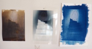 A partir d'une matrice en impression rhodoid (centre image), 2 procédés plastiques et ses résultats - Cyanotype et Rayogramme.