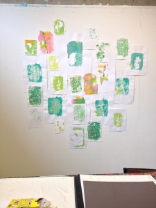 Accrochage de 24 monotypes - Vue d'ensemble
