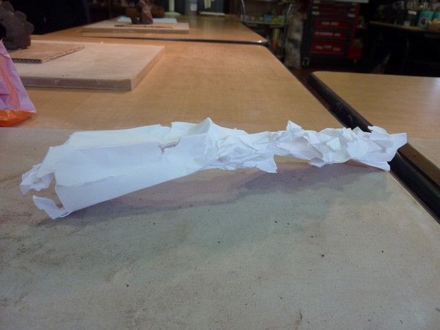 « Sculpte-moi avec une feuille », sculpture en papier, 20x5x5 cm.