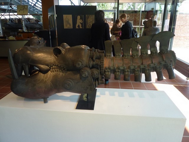 Oeuvre-modèle : « Gueule d'amour », Jean Fontaine, sculpture en céramique recouverte d'oxyde de métaux, 250x60x60 cm.