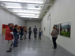 dans les salles d'exposition